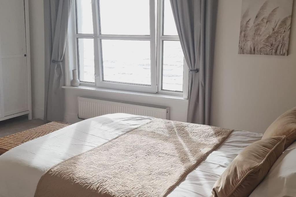 Beach View, 4 Bedroom House Opposite The Sea! Sleeps 10 Sandgate Dış mekan fotoğraf